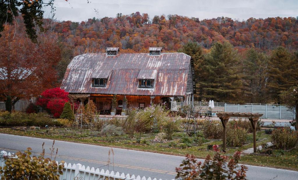 The Mast Farm Inn Banner Elk Exterior photo